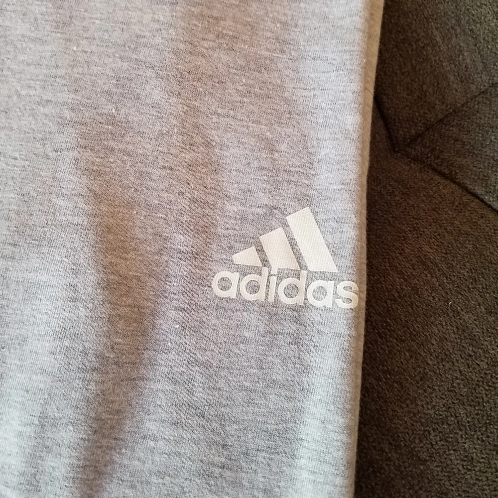 Men’s Adidas Logo Short Sleeve T-shirt Grey NEW with Tags